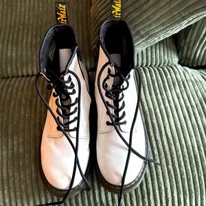 DOC MARTENS WHITE: BLACK COMBAT BOOT SIZE 6